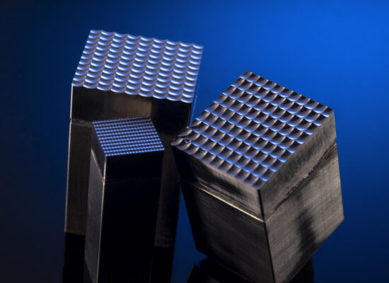 マイクロレンズアレイ金型の超精密加工を行うためには？ | 超精密 微細加工.com